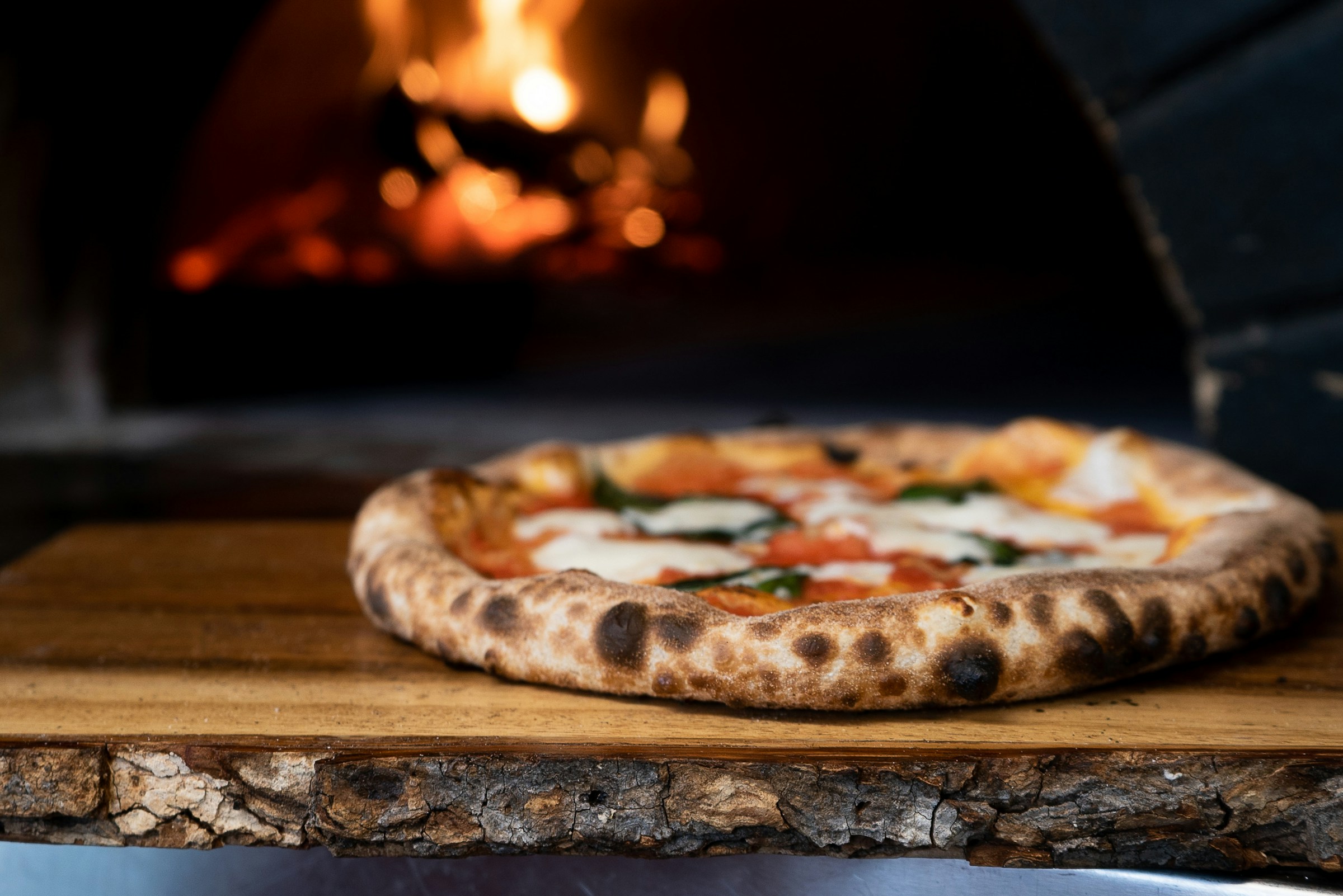 Pizza med gyllene kant och smakrika toppings – inspirationsbild